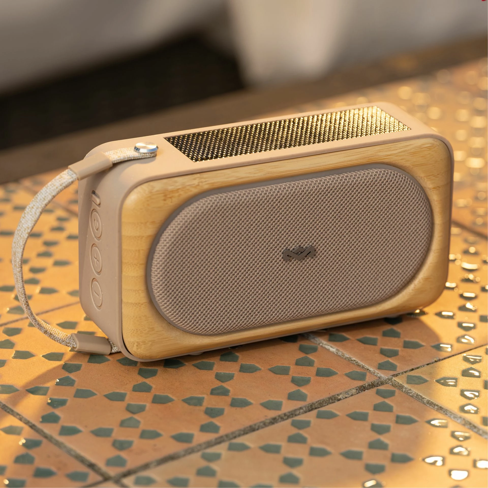Altoparlant Bluetooth portativ House Of Marley Roots Solar, IP67, panel diellor, 14 orë, krem