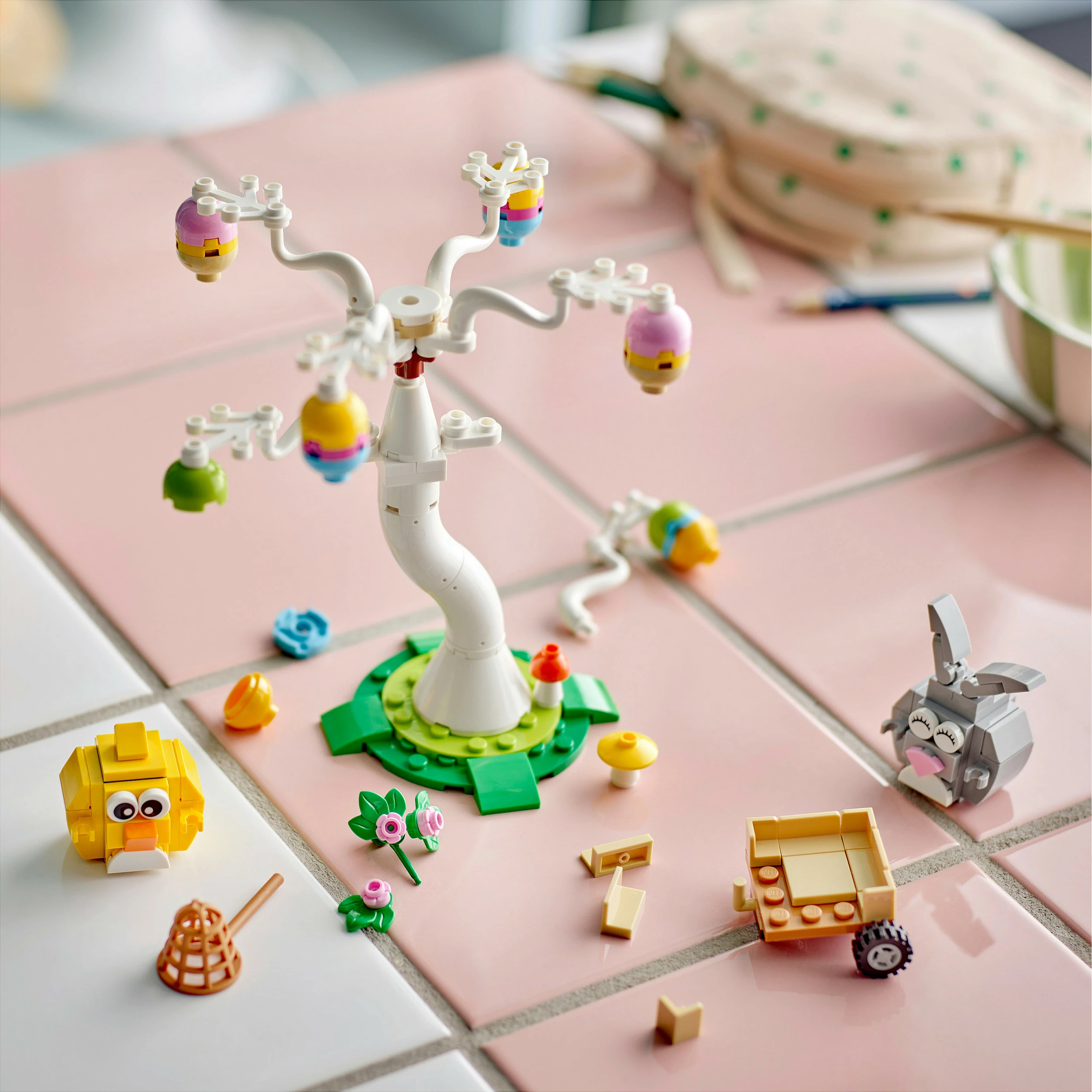 Set ndërtimi LEGO Iconic 40808 Easter Bunny and Chick Egg Hunt, 140 pjesë, 8+, multikolor