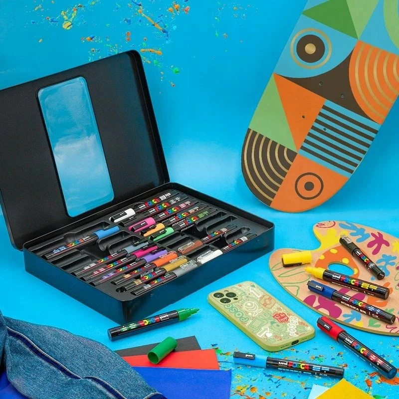 Set markerë dekorativ Uni Posca GIFT METAL TIN, 20 copë (6x PC-1MC, 7x PC-3M, 7x PC-5M), ngjyra të ndryshme