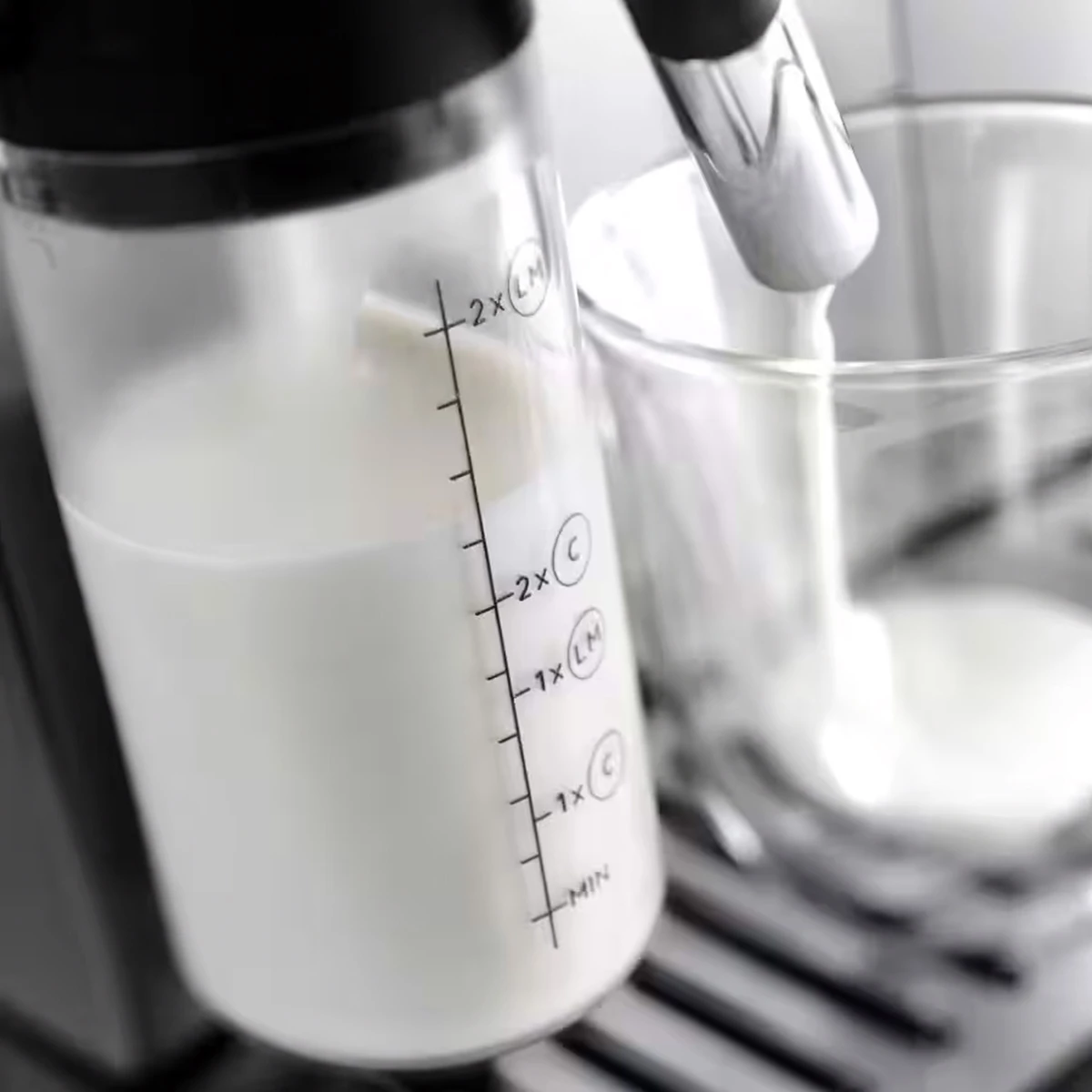 makinë kafeje, DeLonghi Magnifica Evo ECAM290.61B, 1.8 L, 15 bar, 1450 W, mulli automatik me rregullim, ekran me prekje, sistem LatteCrema, e zezë