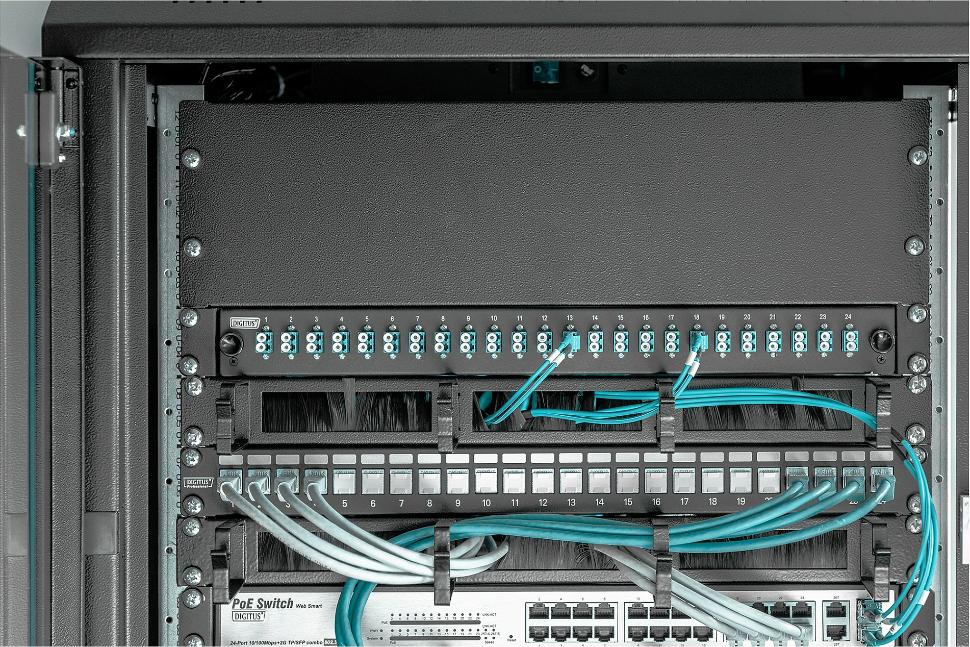 Panel bosh Digitus për kabinet 19 inch, 3U, i zi