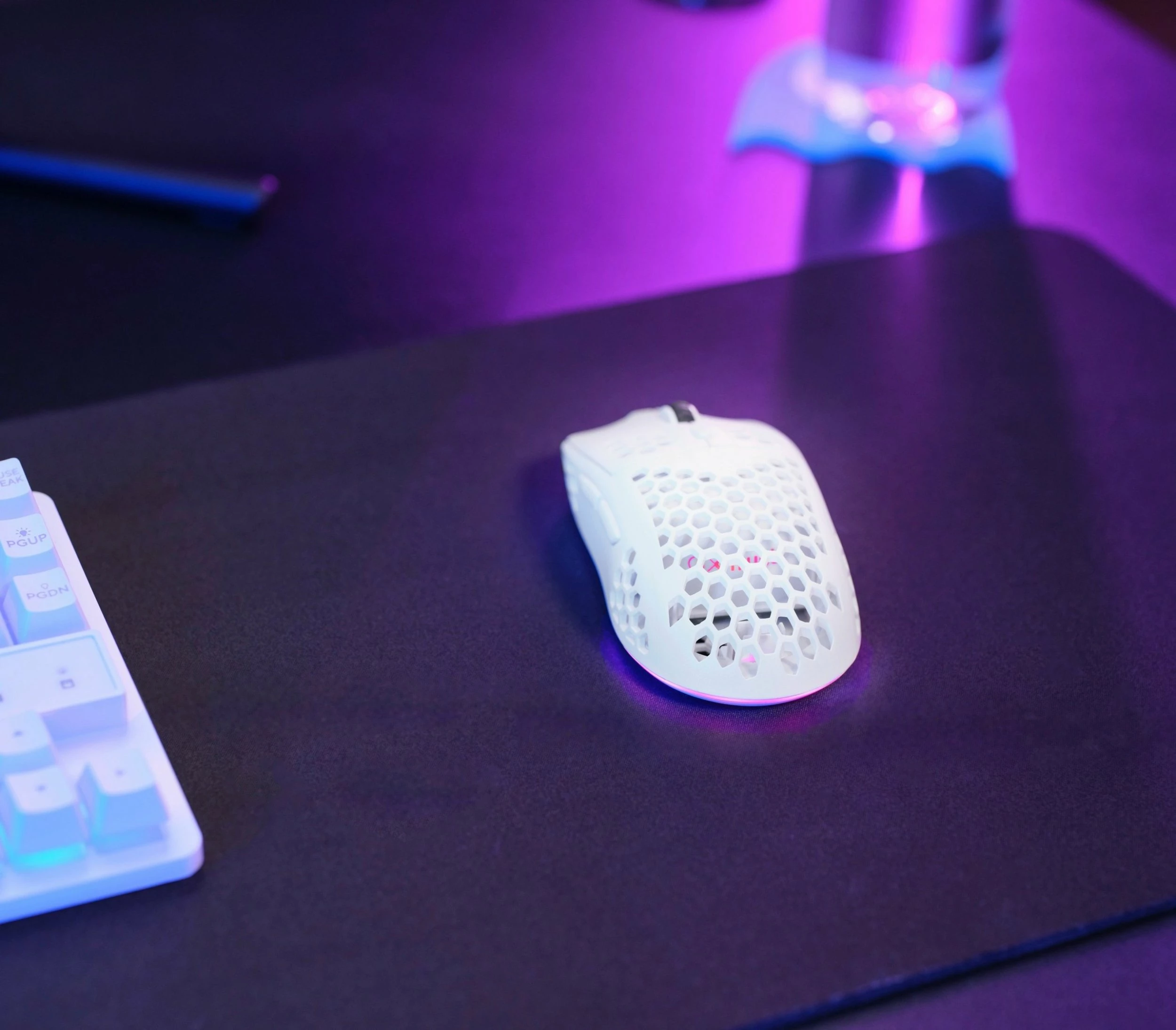 Maus Trust GXT 929W Helox (25390) wireless 2.4GHz 6400 DPI RGB, e bardhë