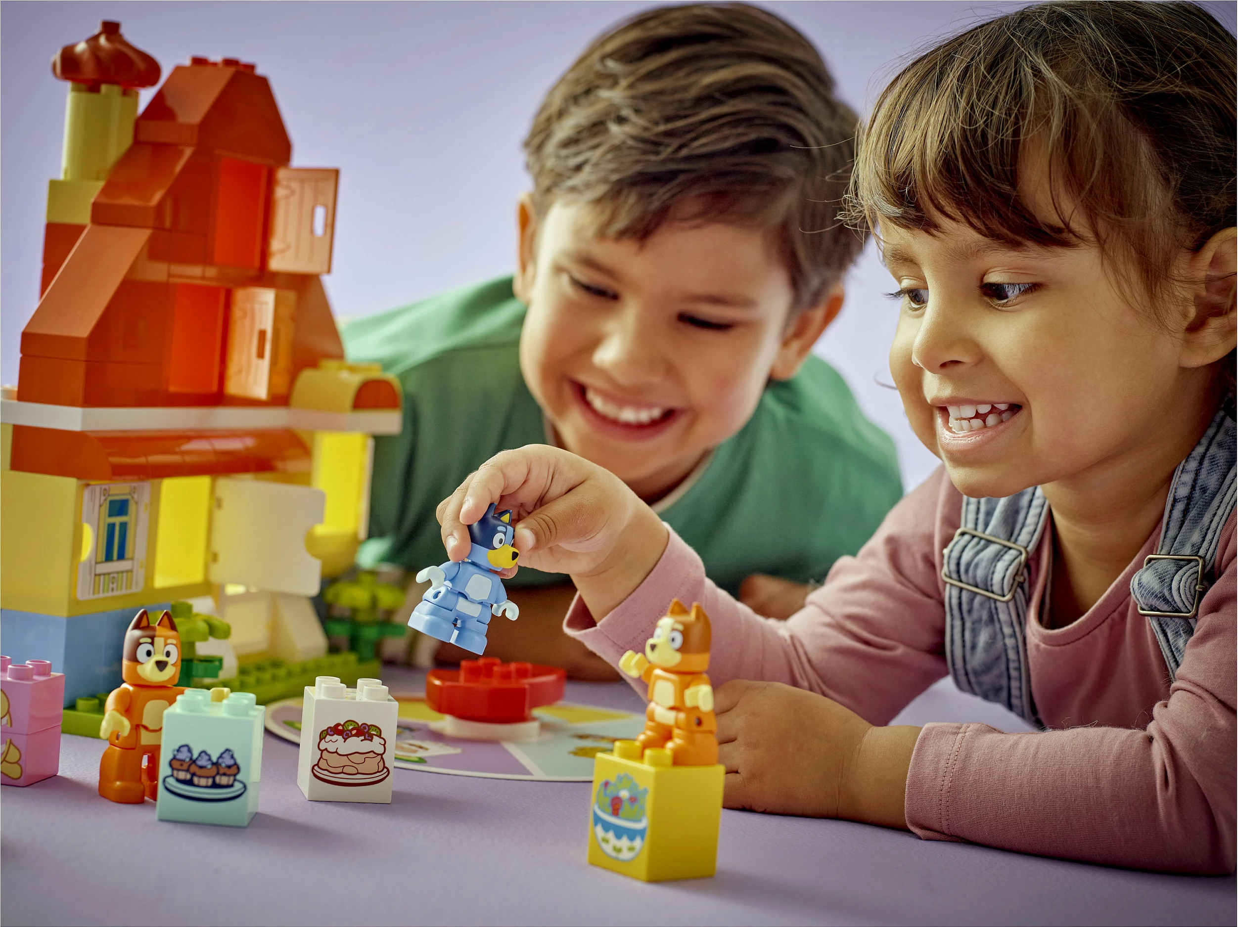 Set ndërtimi LEGO DUPLO 10459 Bluey’s Family House me lojë memorie, 83 copë, multikolor