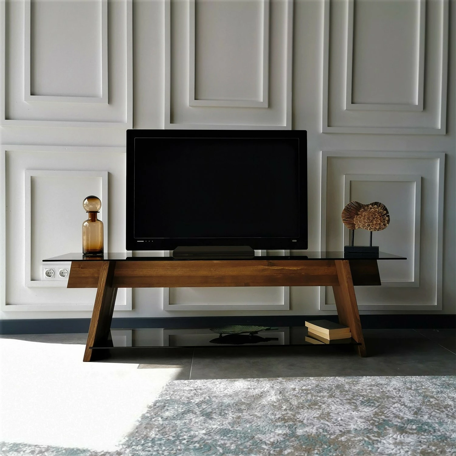 Komodë TV Hanah Home, TV201, ngjyrë arrë dhe e zezë, xham i temperuar, 158x45x40cm