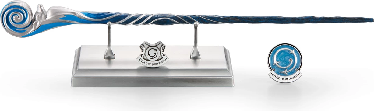 Shkop magjik Noble Collection Harry Potter Celebration Wand 2025, 37 cm, rrëshirë, me mbajtëse metalike + badge enamel, blu/argjend