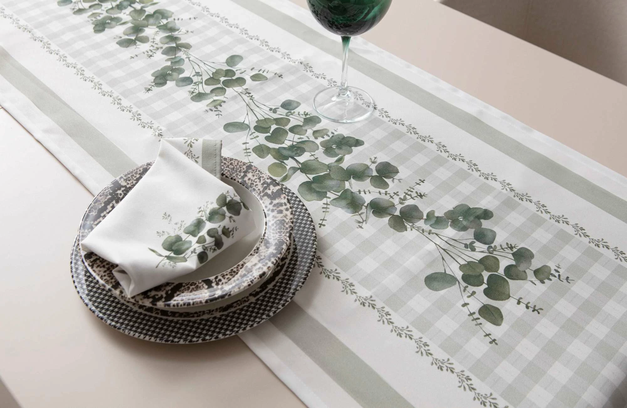 Raner pambuku, ngjyrë e gjelbër dhe e bardhë, Hermia, Eucalyptus, 50x150cm
