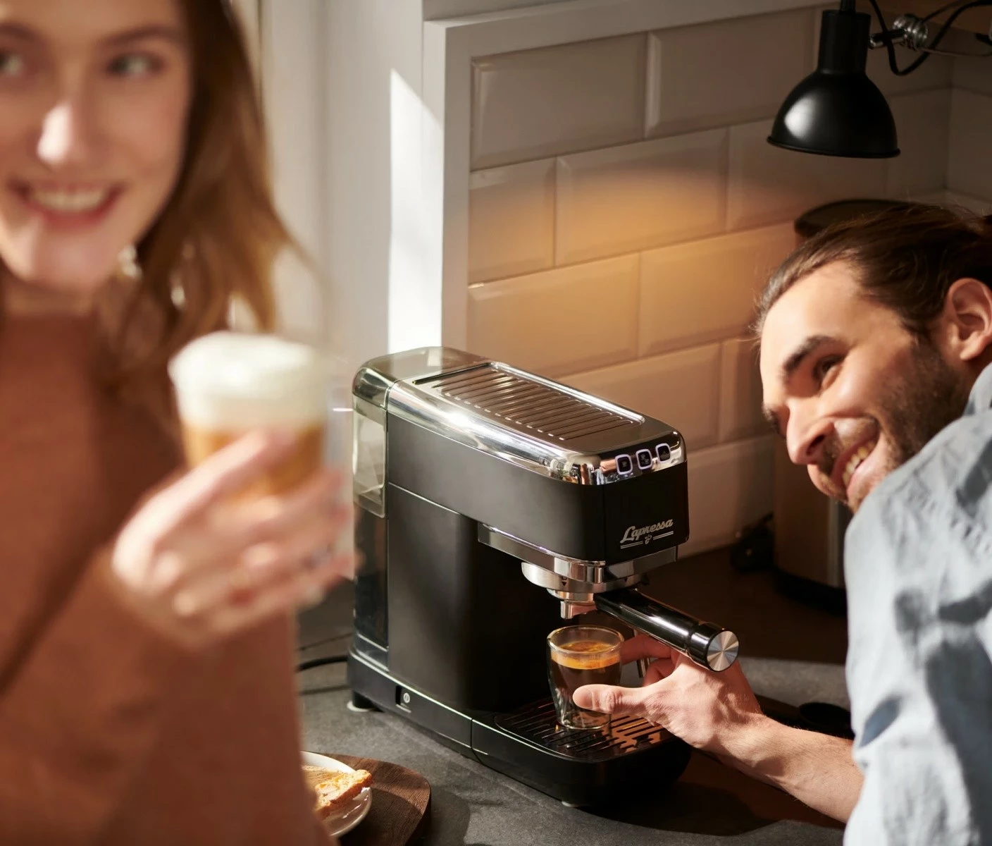 Makinë espresso me levë Tchibo Lapressa 626799, 15 bar, 1300 W, 0.98 L, e zezë, set me 2 sitka