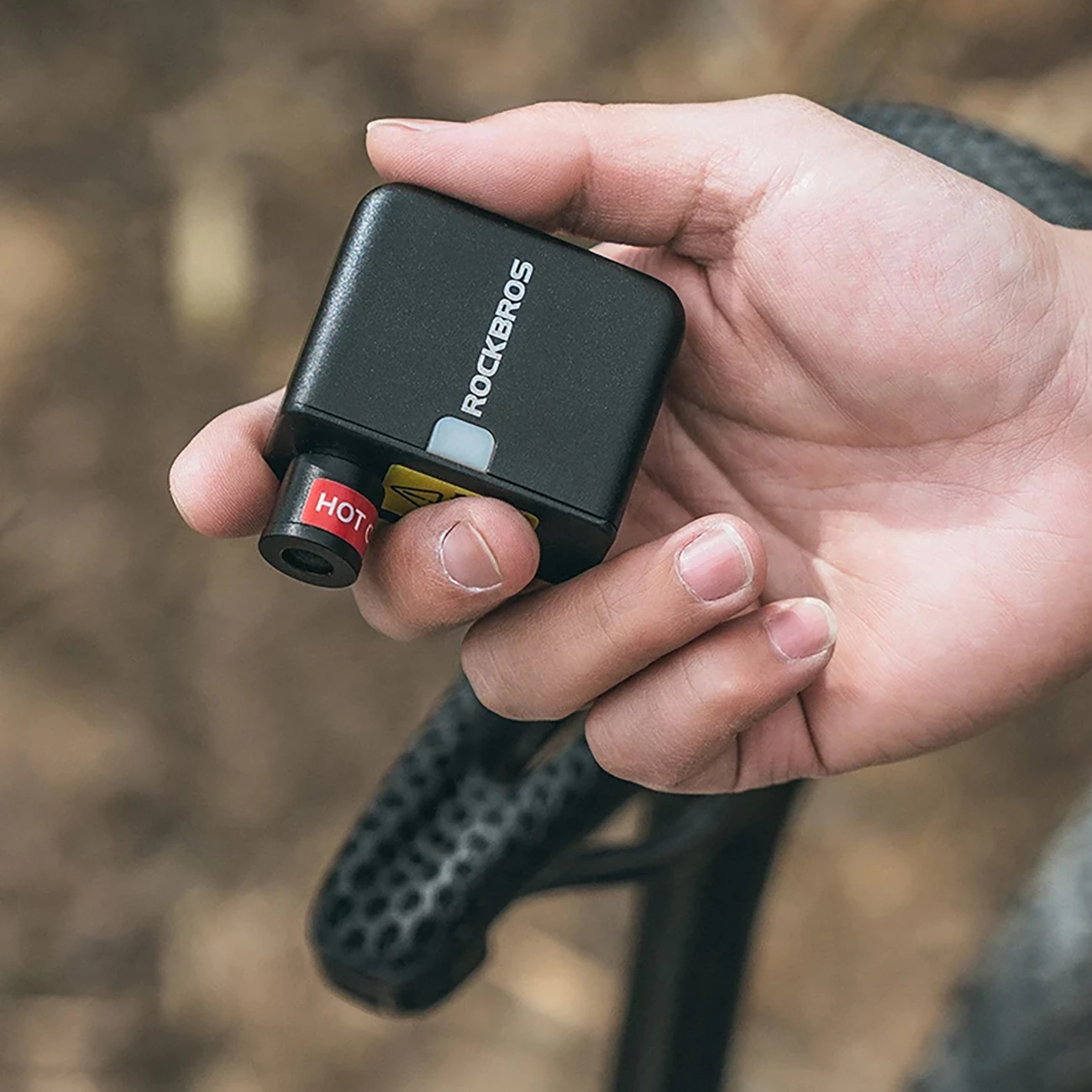 Pompë elektrike mini për biçikletë Rockbros 42320008001, 100 PSI (6.9 bar), Presta/Schrader, 300 mAh, USB-C, me dritë LED, Set me këllëf silikoni + majë Presta + unazë vulosëse + kabllo USB-C–USB-A, e zezë