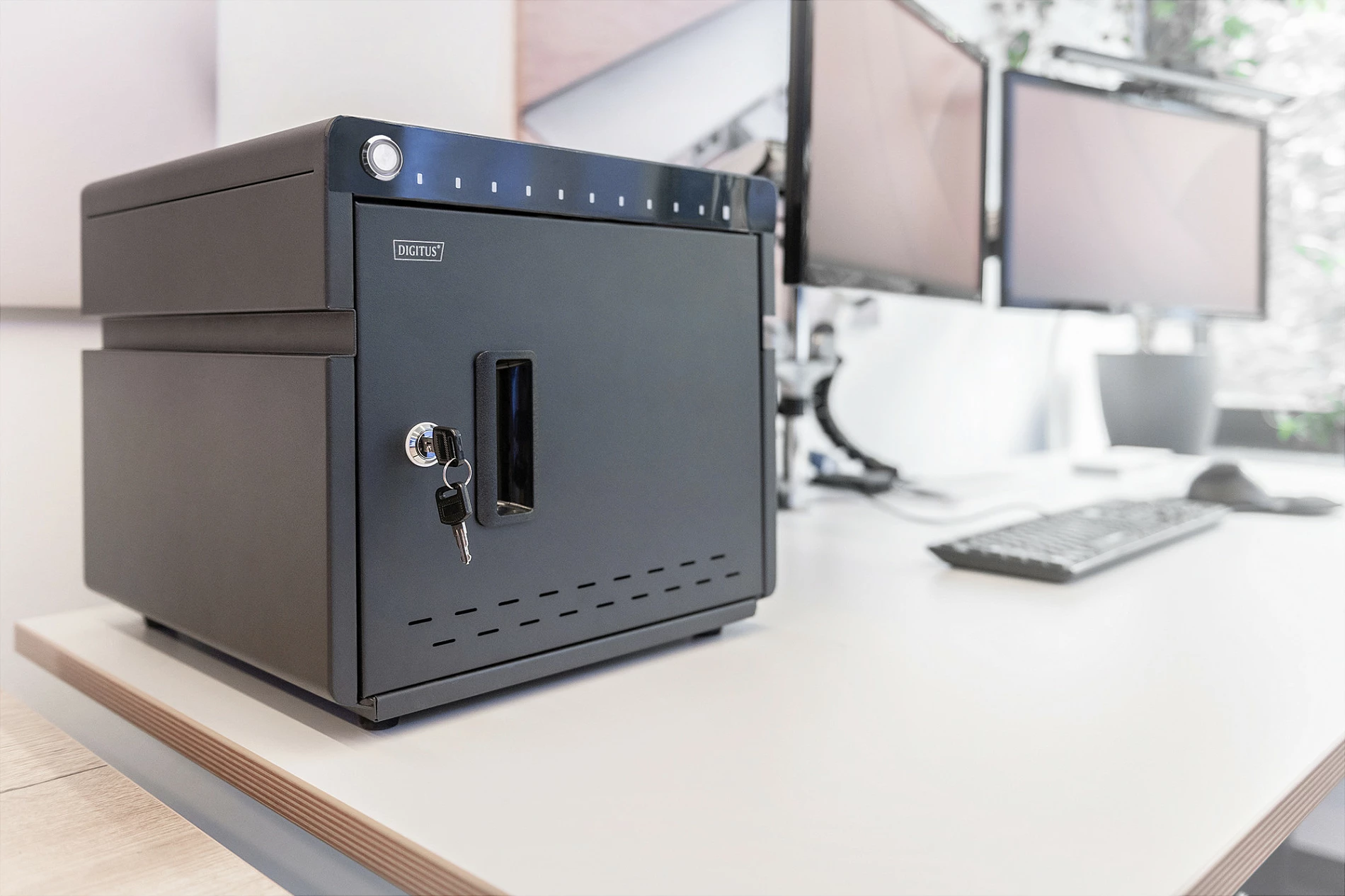 Kasë karikimi Digitus për 10 laptopë/tabletë deri 14", USB-C 20W, UV-C dezinfektim, e zezë