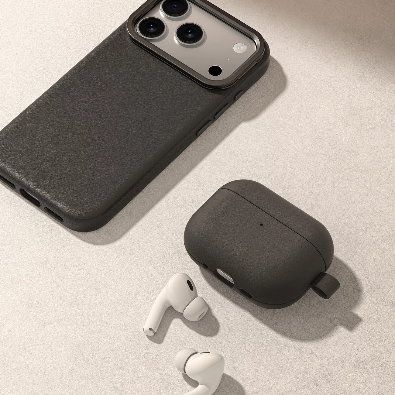 Mbështjellës kufje AmazingThing Glamour për AirPods Pro 3, lëkurë poliester me mikrofibër, kompatibil me karikim pa tela, me karabinë, zi