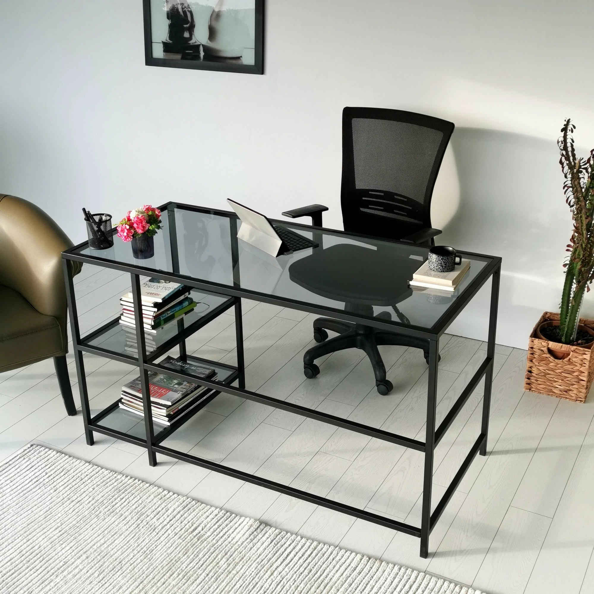 Tavolinë pune moderne Hanah Home, Master Çalışma Masası, 130x60cm, xham i temperuar, kornizë metalike, ngjyrë e zezë dhe fume