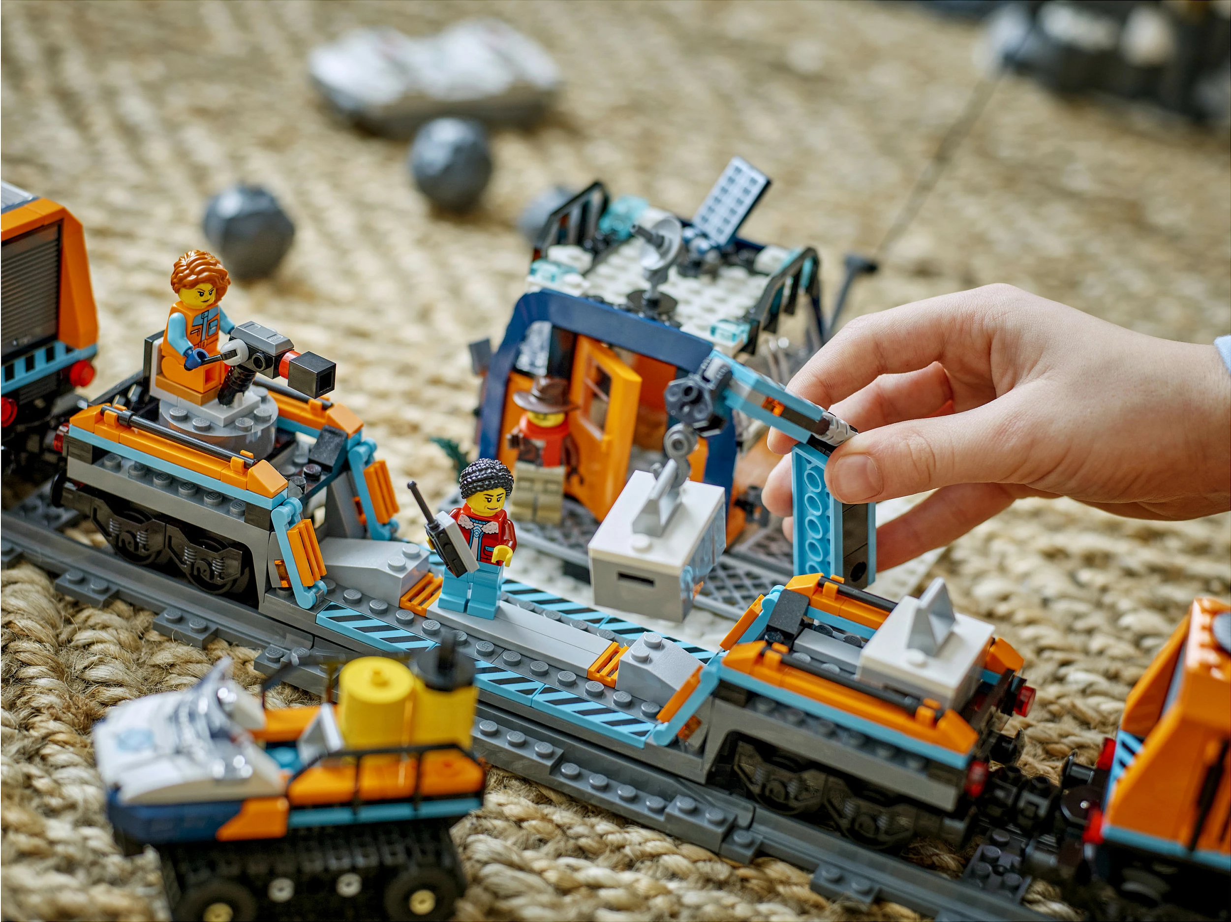 Set ndërtimi LEGO City Explorers Arctic Polar Express Train 60470, tren i telekomanduar Powered Up, 1517 copë, 7+, shumëngjyrësh