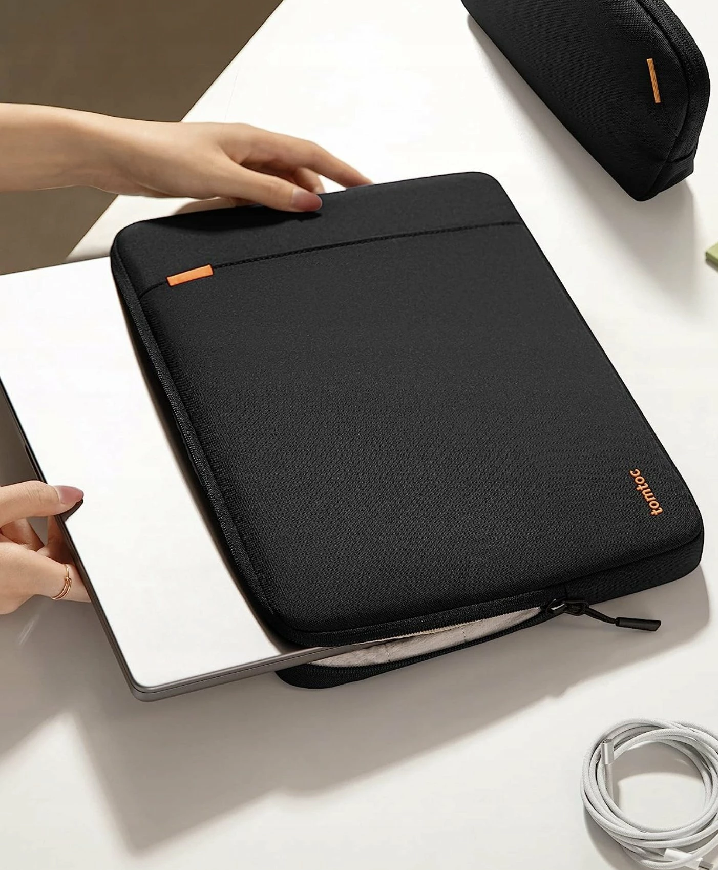 Çantë sleeve laptopi Tomtoc A13-E11D 16"/15.3", e zezë, set me çantëz aksesorësh