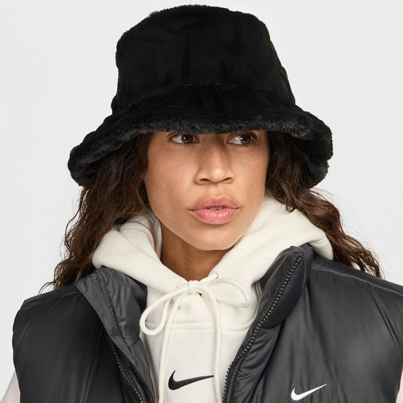 Kapelë Nike, e zezë
