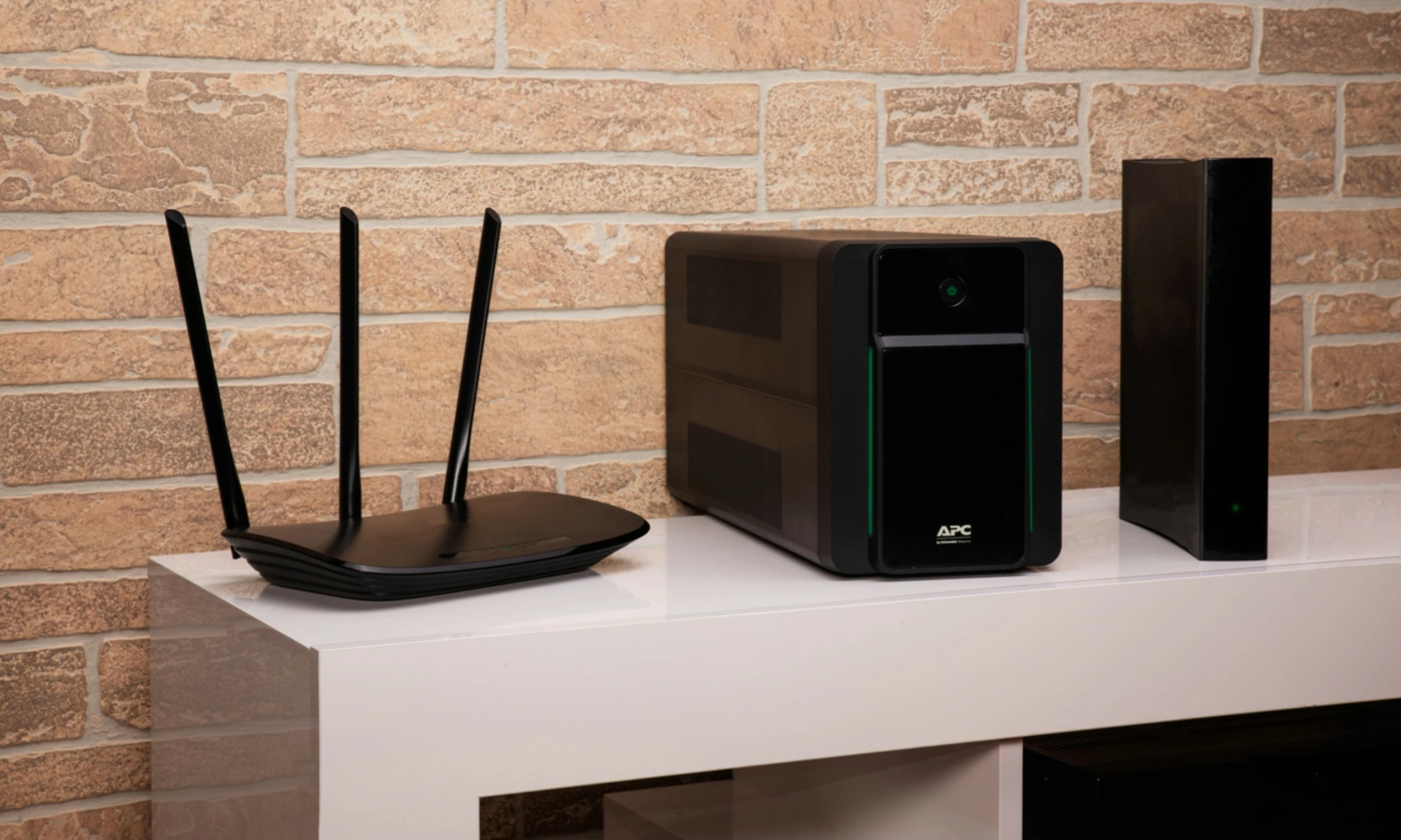 UPS APC BX1600MI-GR, Line-Interactive, 1.6 kVA, 900 W, Sine, 140 V, 300 V