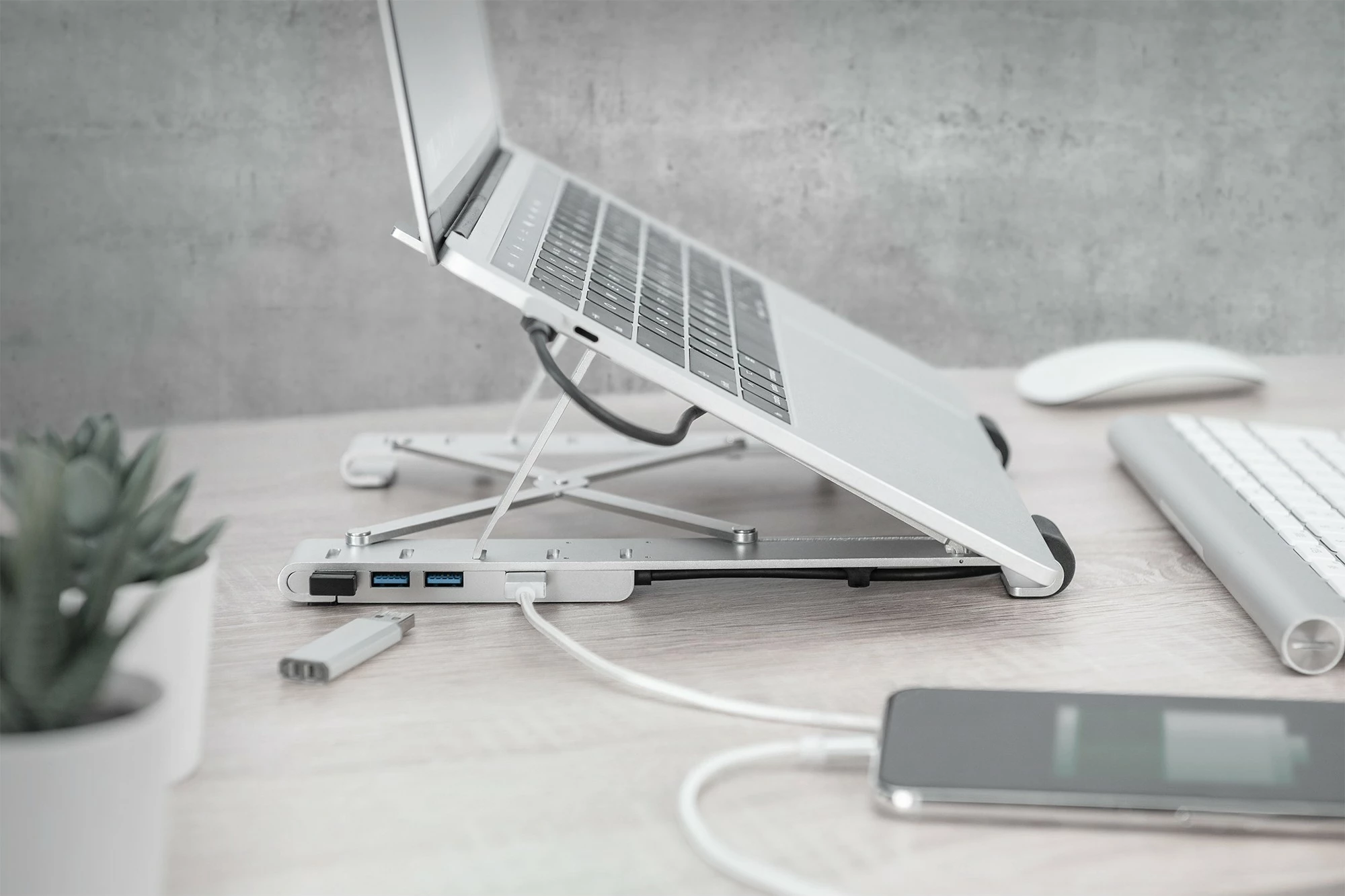Mbajtës notebook Digitus me USB-C Hub 5 porta, PD, argjendtë
