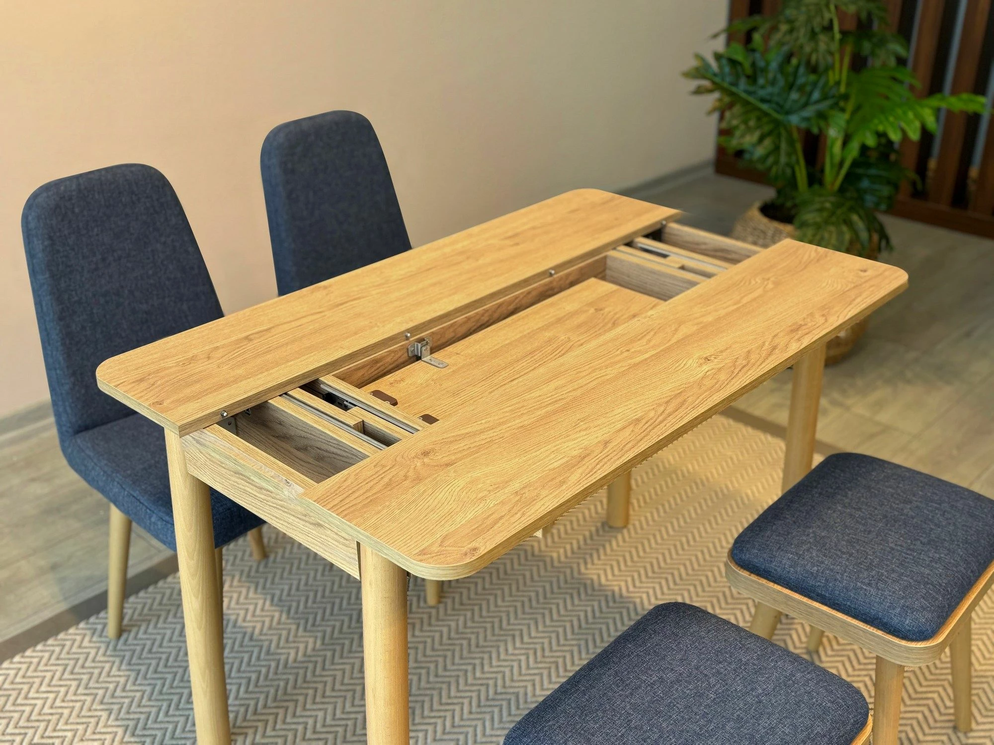 Tavolinë me karrige, zgjatshme, 5 pjesë, ngjyrë lisi dhe kaltër e errët, Vina Mini 02 1048