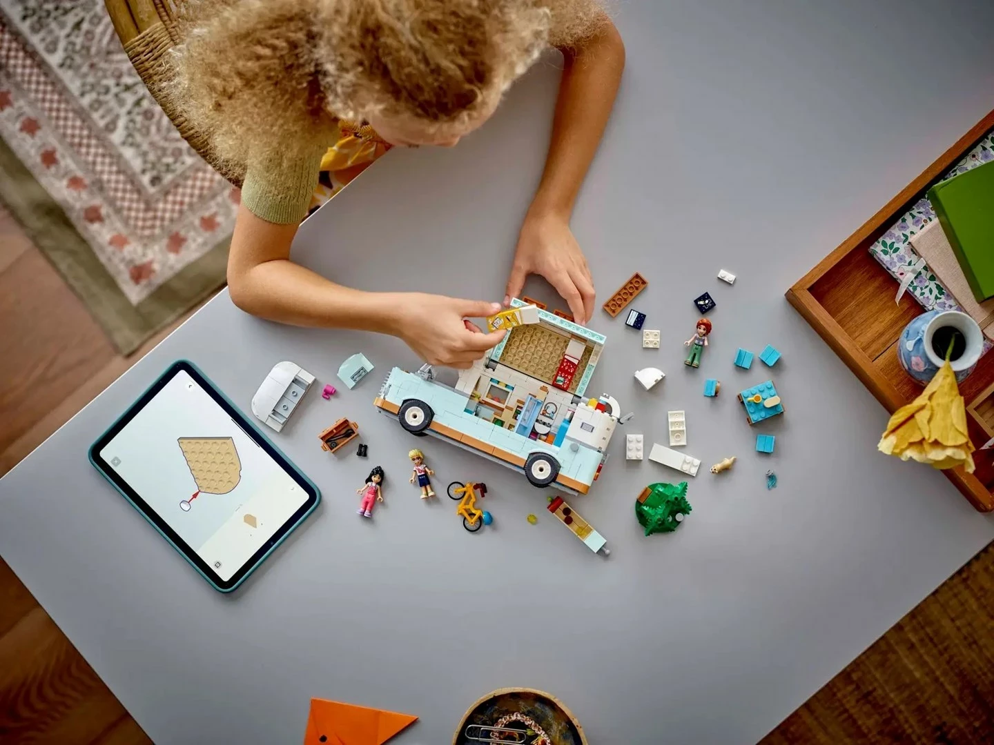 Set LEGO FRIENDS 42663, Kamper Aventurë, 3 minifigura