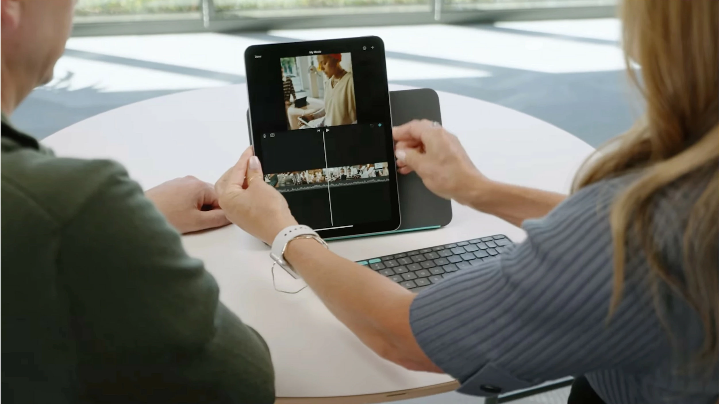 Mbështjellës me tastierë Logitech Flip Folio, për iPad 11", Bluetooth, QWERTZ (Swiss), gri e çelët