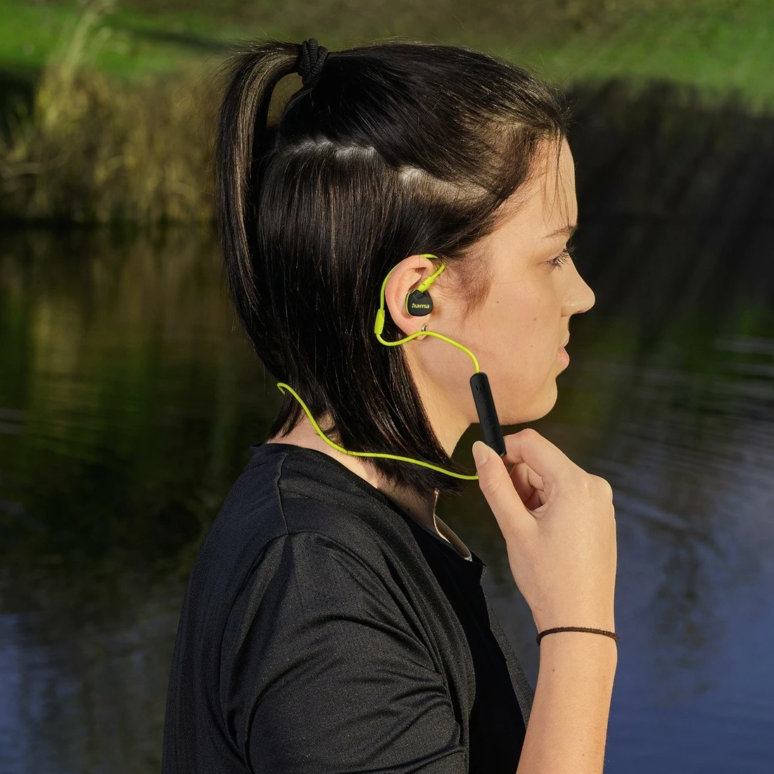 Kufje in-ear me mikrofon Hama Freedom Athletics II, Bluetooth 5.3, kapëse pas veshi, USB-C, rezistente ndaj djersës, e verdhë/zezë