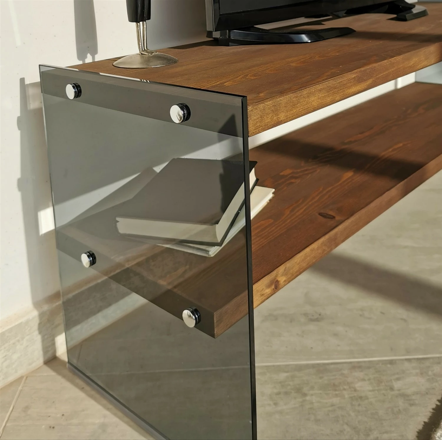 Komodë TV Hanah Home, TV100, ngjyrë arre, xham i temperuar, 120x45x35cm