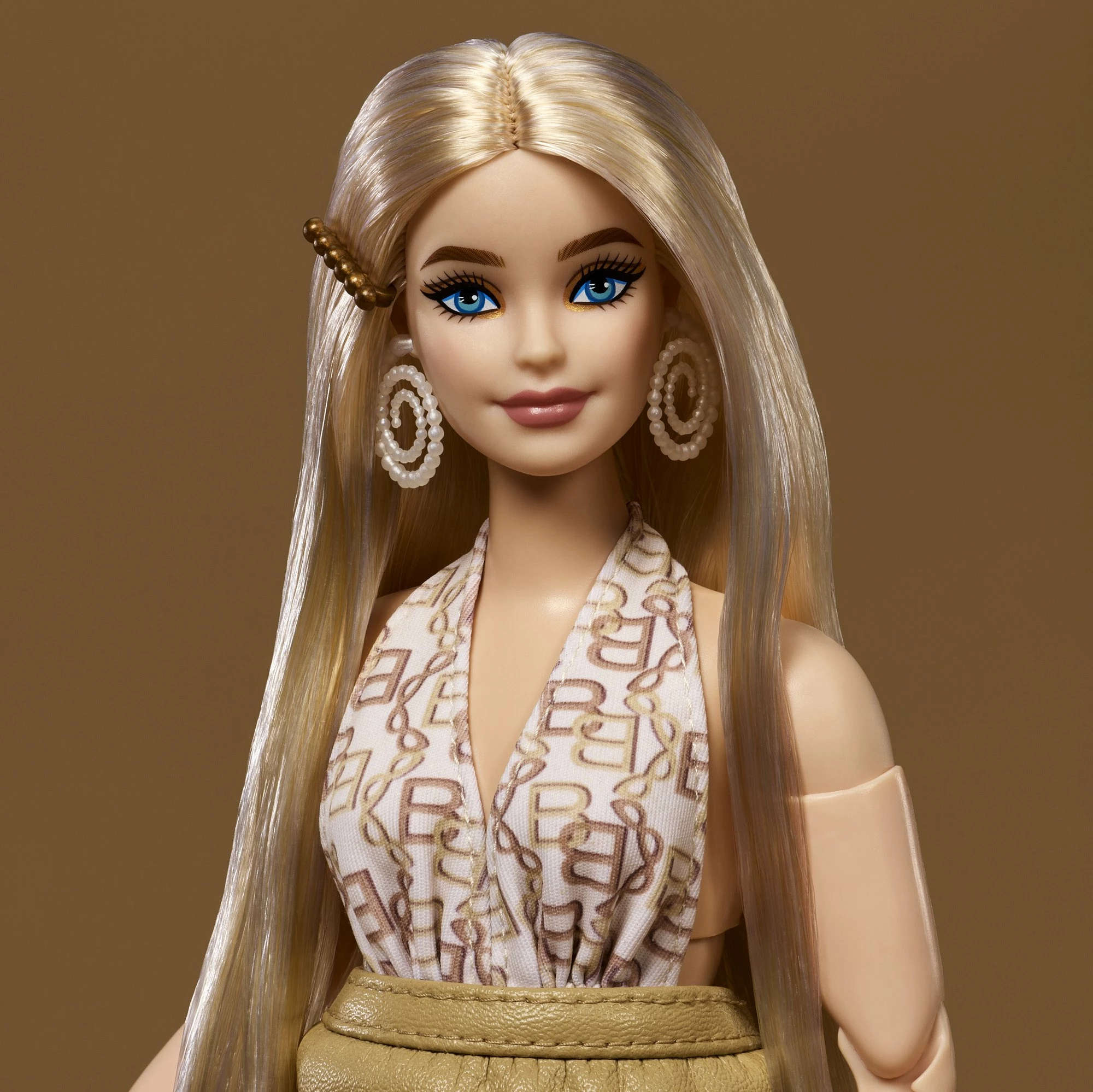 Kukull Barbie Mattel You Create Barbie Basics Neutral Set 003 JJX37 me 2 koka ndërruese, 4 veshje, 2 palë këpucë, 6 aksesorë, Made to Move, ngjyra neutrale