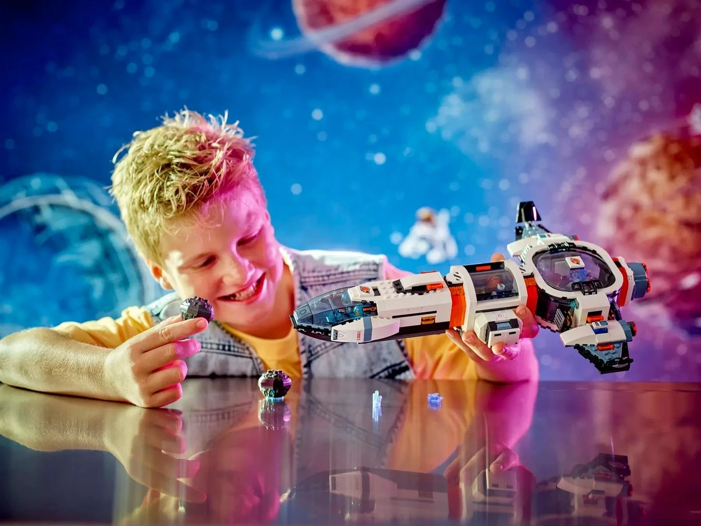Set LEGO CITY Modular Galactic Spaceship 60446 me 4 minifigura