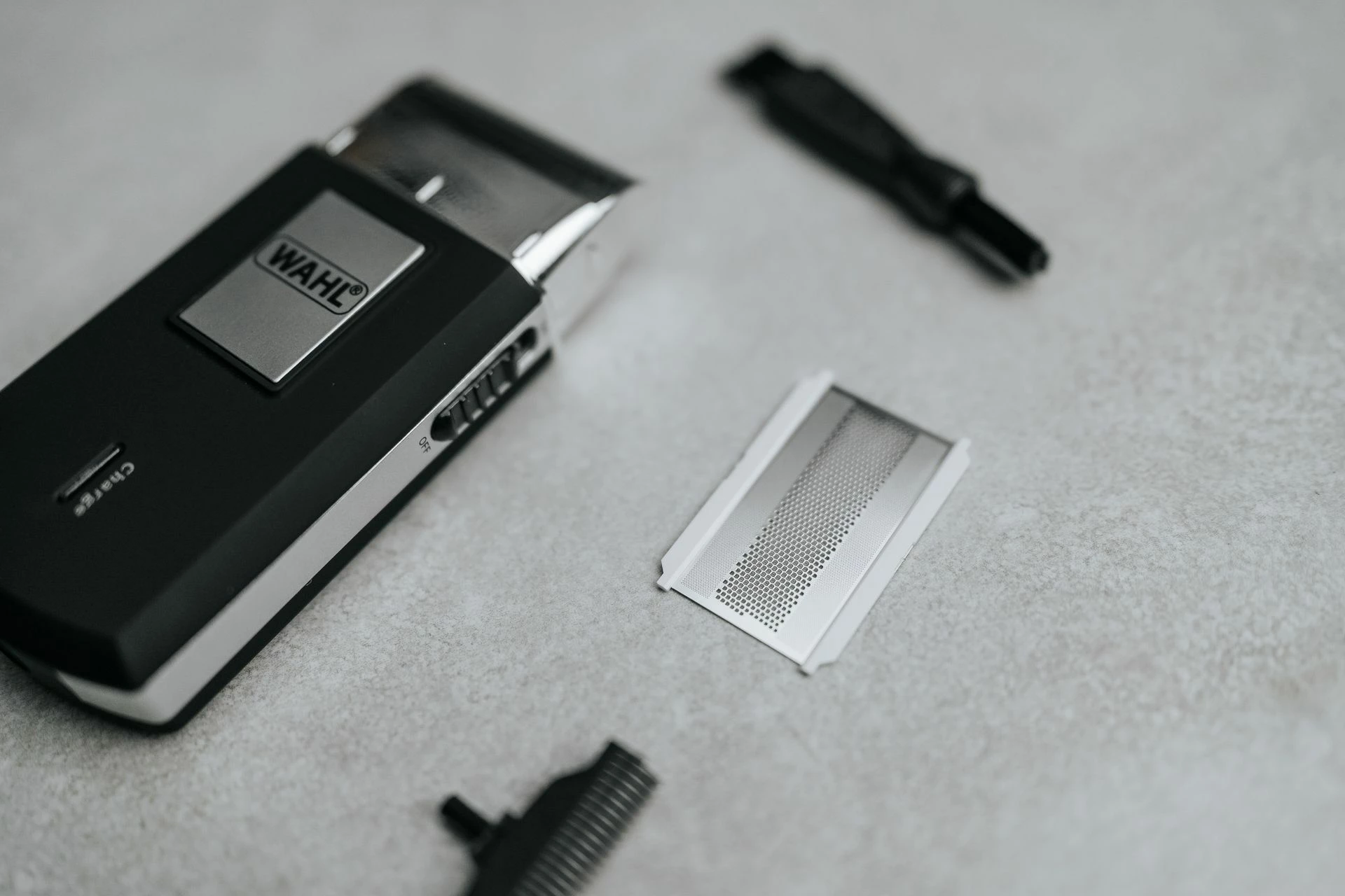 Makinë rroje Wahl Travel Shaver 03615-1016, folje, me bateri 45 min, karikim 480 min, set me qese + fletë prerëse rezervë + brushë pastrimi, e zezë