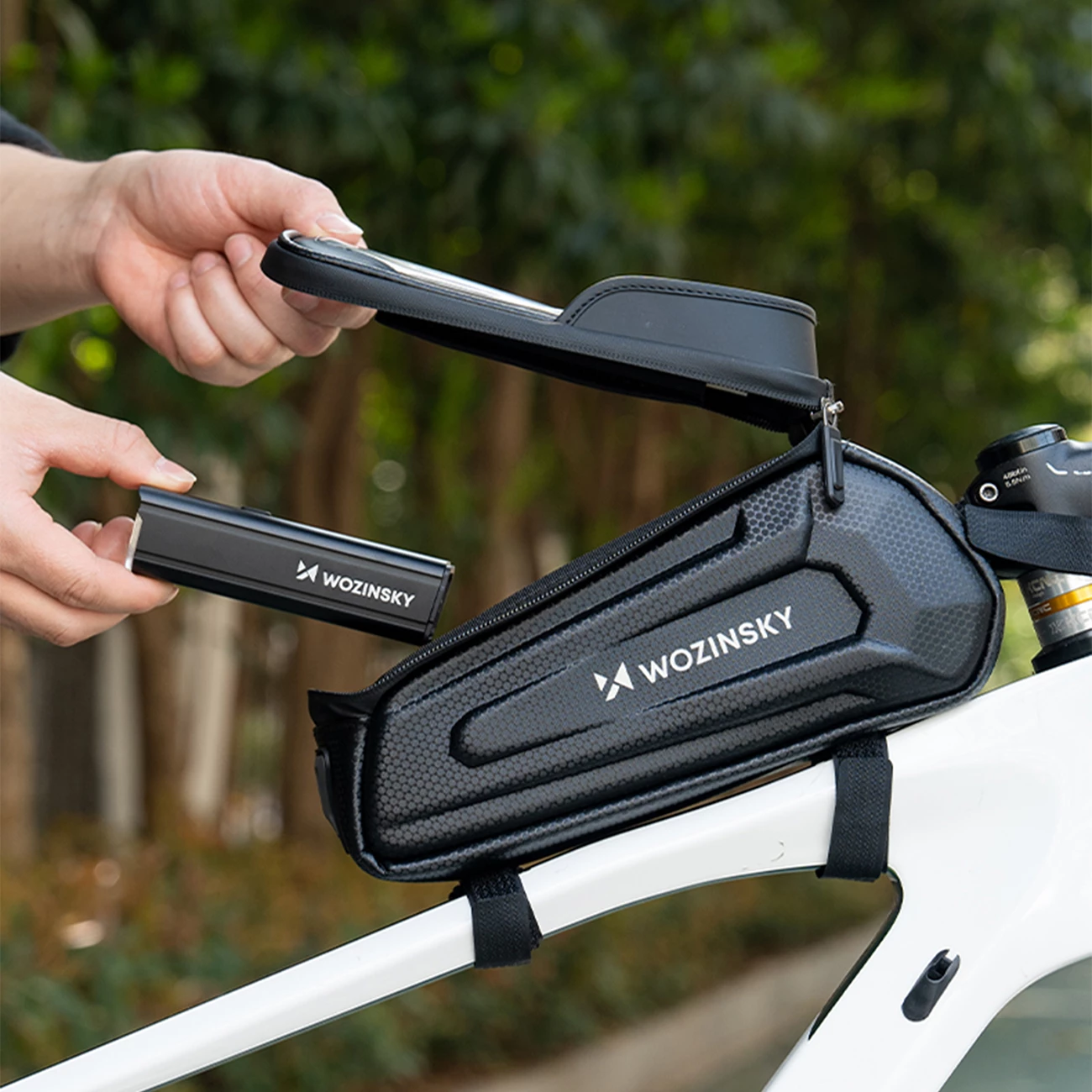 Çantë biçiklete Wozinsky B68 për kornizë, me xhep telefoni, 1.7 l, e zezë