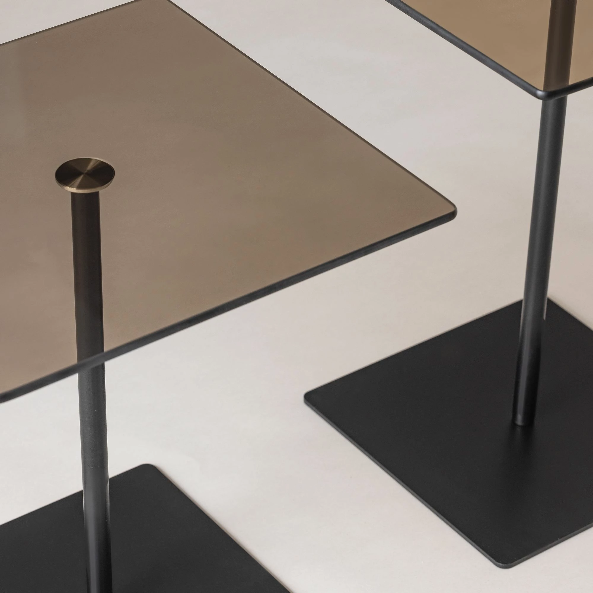 Set tavolinash kafeje Skye Decor, elegante 2 copë, e zezë, bronzi