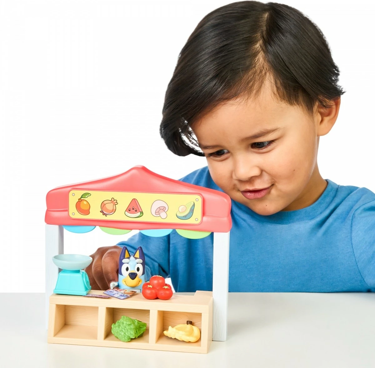 Set figurina Bluey Mini, Tm Toys BLU17555, me stendë tregu dhe aksesorë, shumëngjyrësh