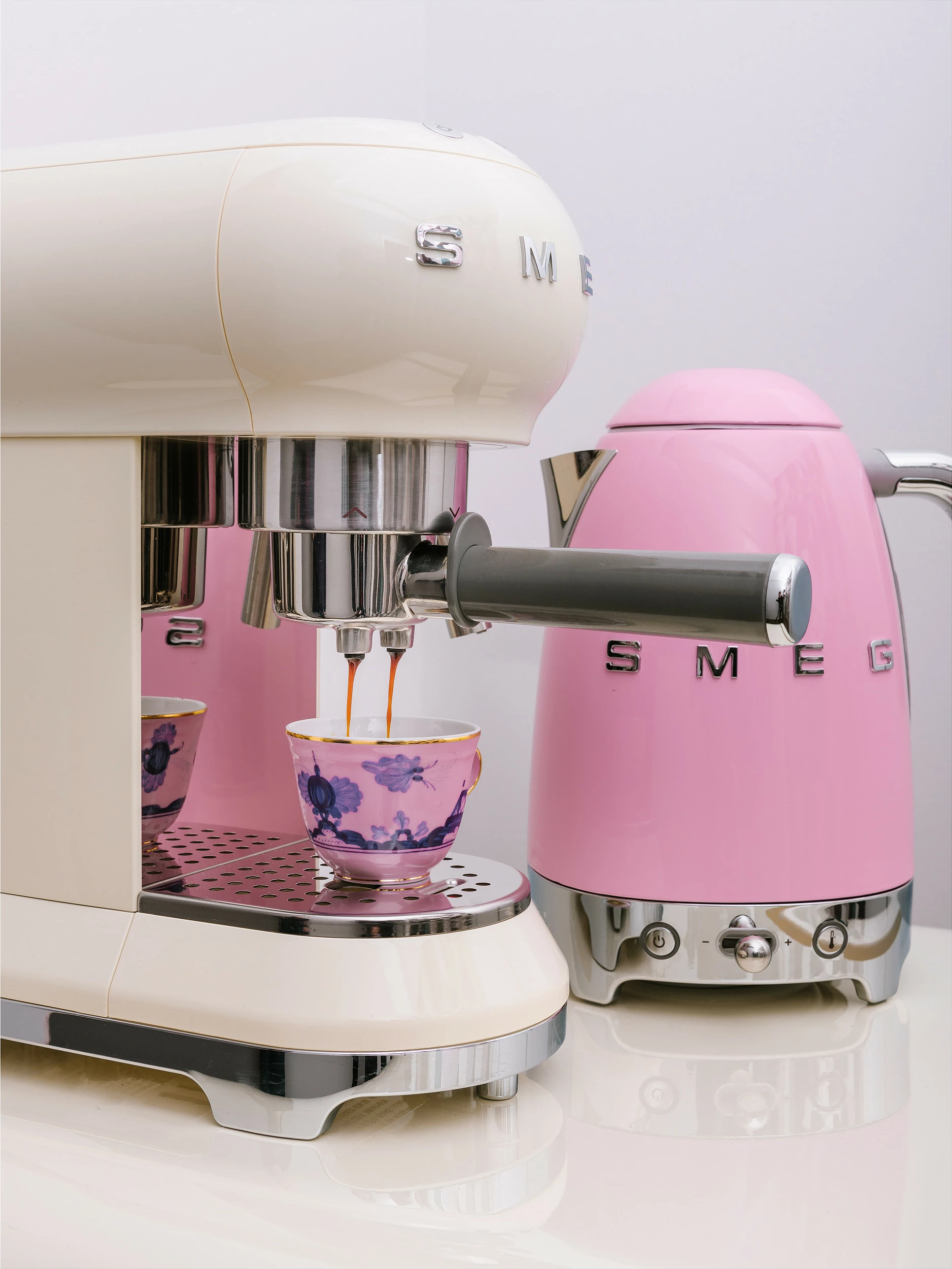 Ibrik elektrik SMEG KLF03PKEU, 1.7L, 2400W, rozë