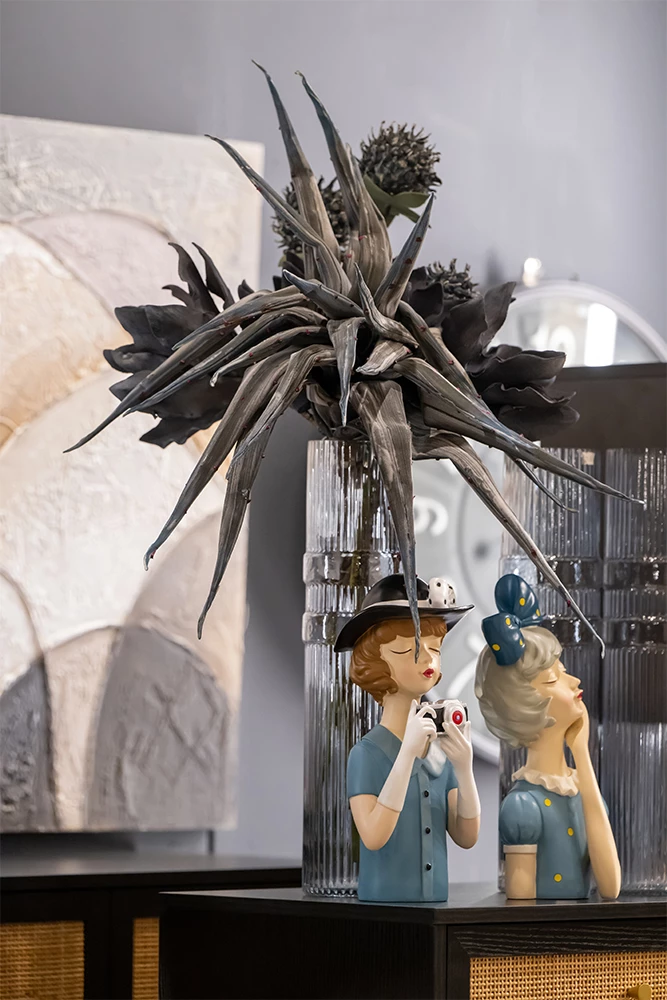 Figurë dekorative TRAVEL GIRL 6, shumëngjyrëshe, polirezine, 15x14x34cm