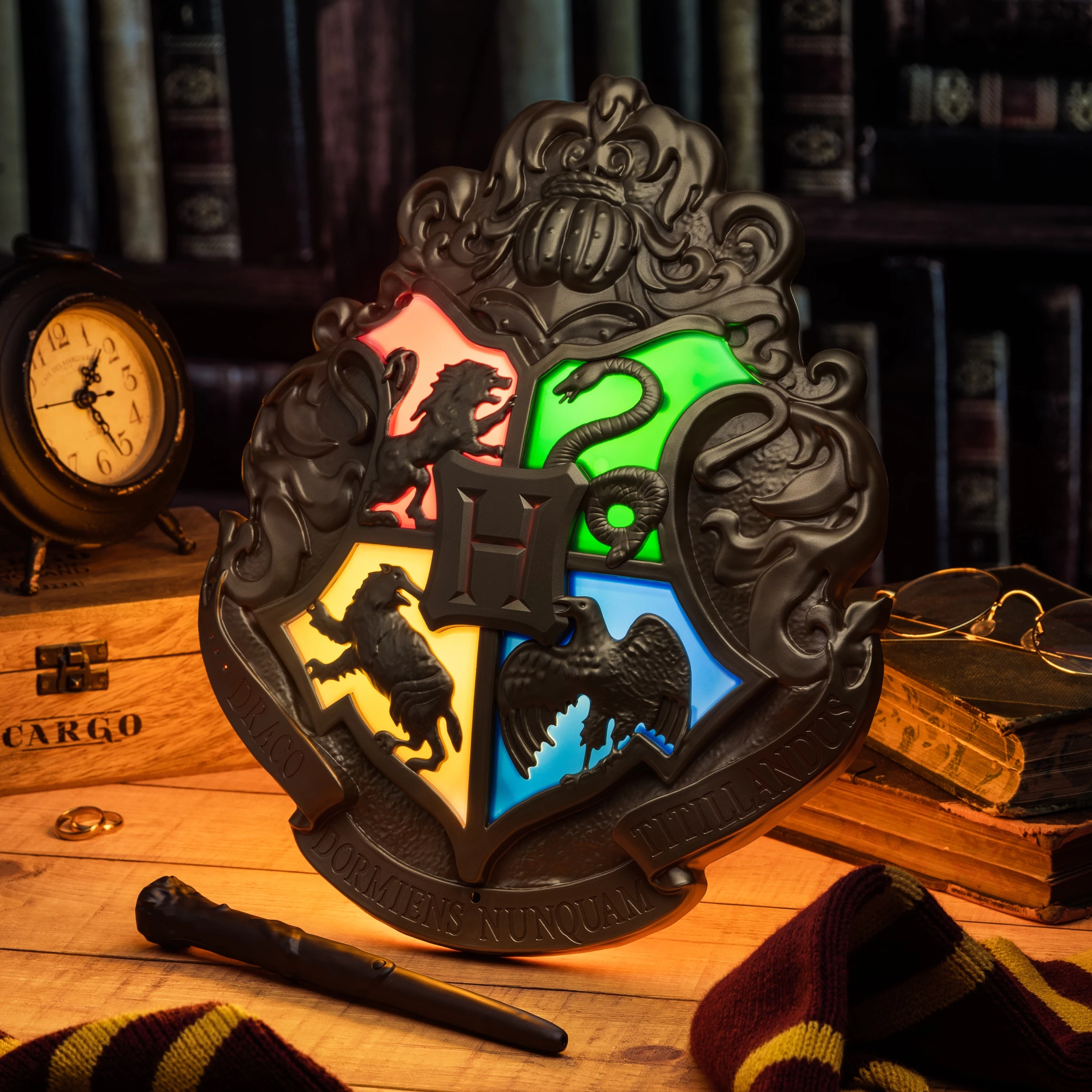 Lampë tavoline Paladone Harry Potter Hogwarts Crest 35 cm me telekomandë shkop, shumëngjyrëshe