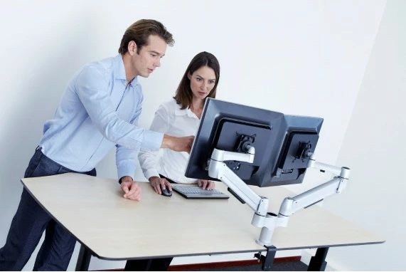 Maus Evoluent Evoluent4, 6 butona, për dorën e djathtë, i vogël, me kabllo, zi/vjollcë