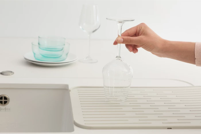 Mat silikon për tharje enësh Brabantia 117466, kundër-rrëshqitës, e sigurt për enëlarëse, e bardhë