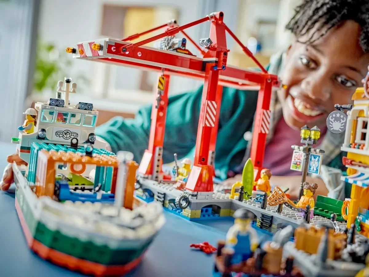 Set LEGO CITY 60422 Seaside Harbour me Anije Ngarkese