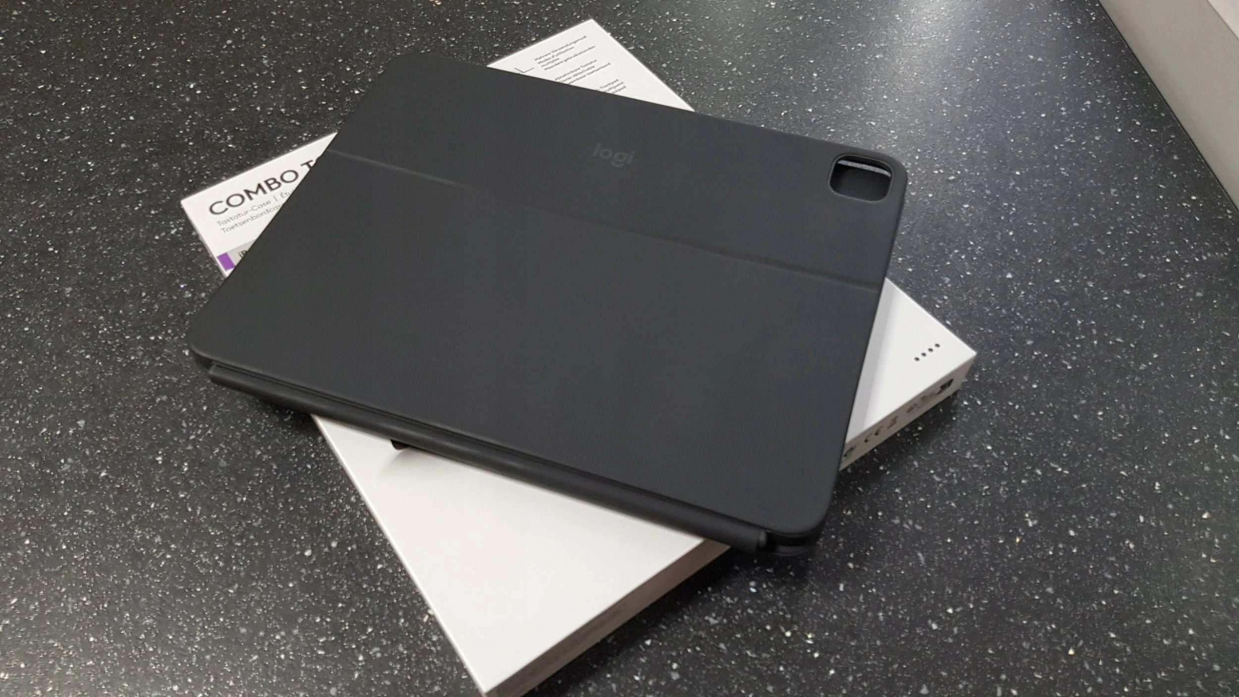 Tastierë me mbrojtëse Logitech Combo Touch për iPad Pro 13 M4, me ndriçim dhe trackpad Multi-Touch, 920-012669, e zezë