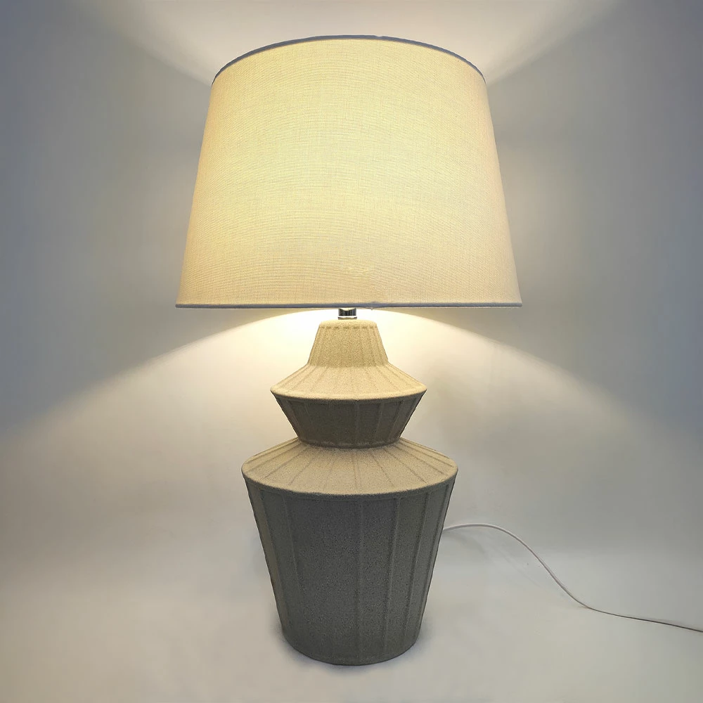 Llambë tavoline Elysia, qeramike gri e çelët, abazhur prej liri të bardhë, 35x35x58cm