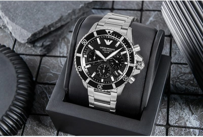Orë dore meshkujsh Emporio Armani World Explorer AR11739, e zezë/argjendtë, set me kuti
