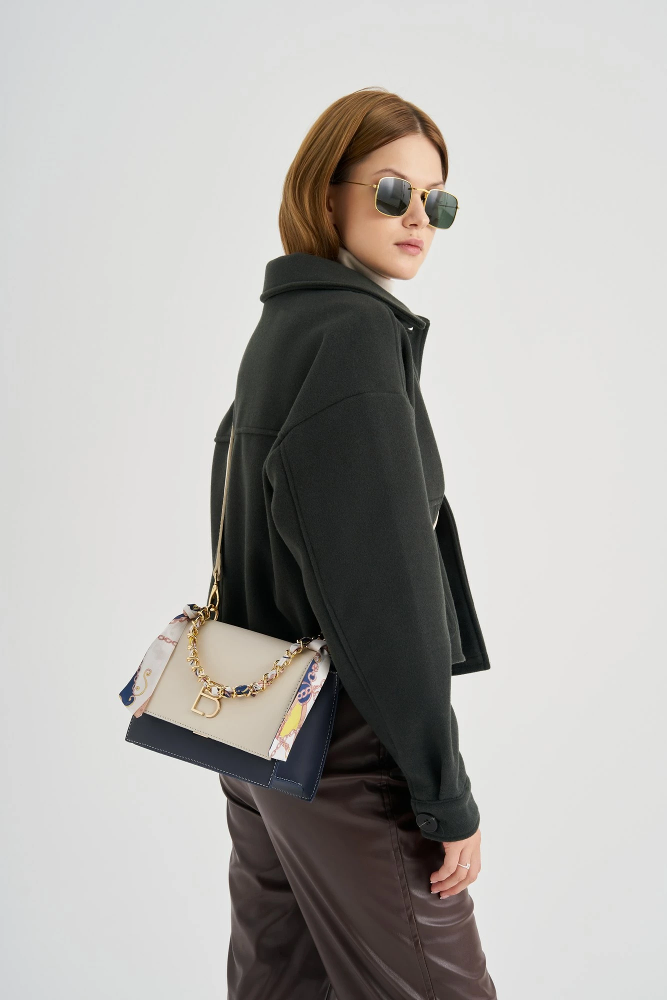 Çantë crossbody Lucky Bees, krem dhe blu e errët, 918