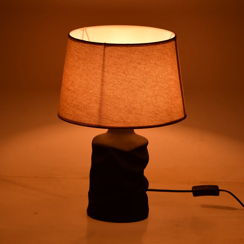 Llambë tavoline Wabbi, qeramike, ngjyrë e zezë-bezhë, D28x41cm