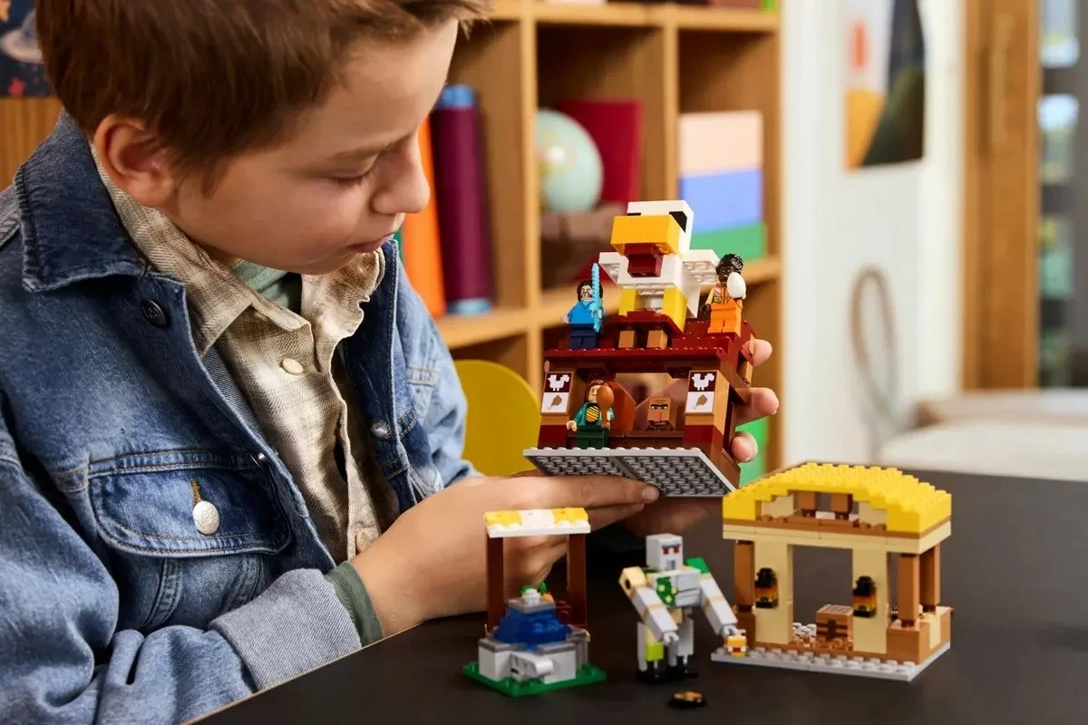 Set LEGO Minecraft 21273, The Ghast Balloon Village Attack