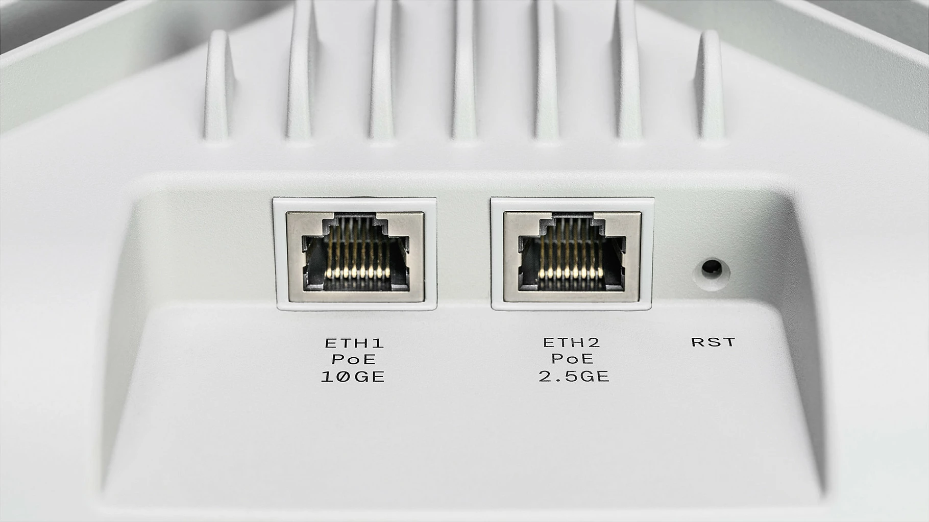 Access Point Wi‑Fi 7 LANCOM LX-7200E, Tri-Band 2.4/5/6 GHz, 9600 Mbit/s, 2x RJ-45 deri 2.5GbE, BLE 5.4, i bardhë