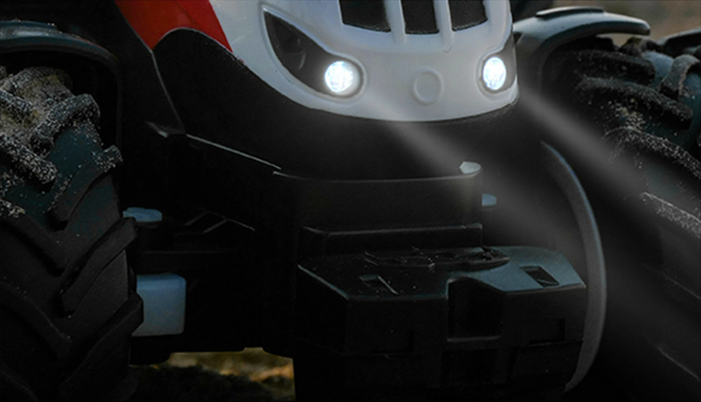 Traktor lodër RC AMEWI 22601, 1:24, 2.4 GHz, bateri 500 mAh, me drita, kuq/bardhë/zi + rimorkio e gjelbër