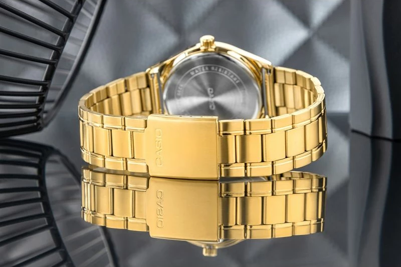 Orë dore për meshkuj CASIO, të arta