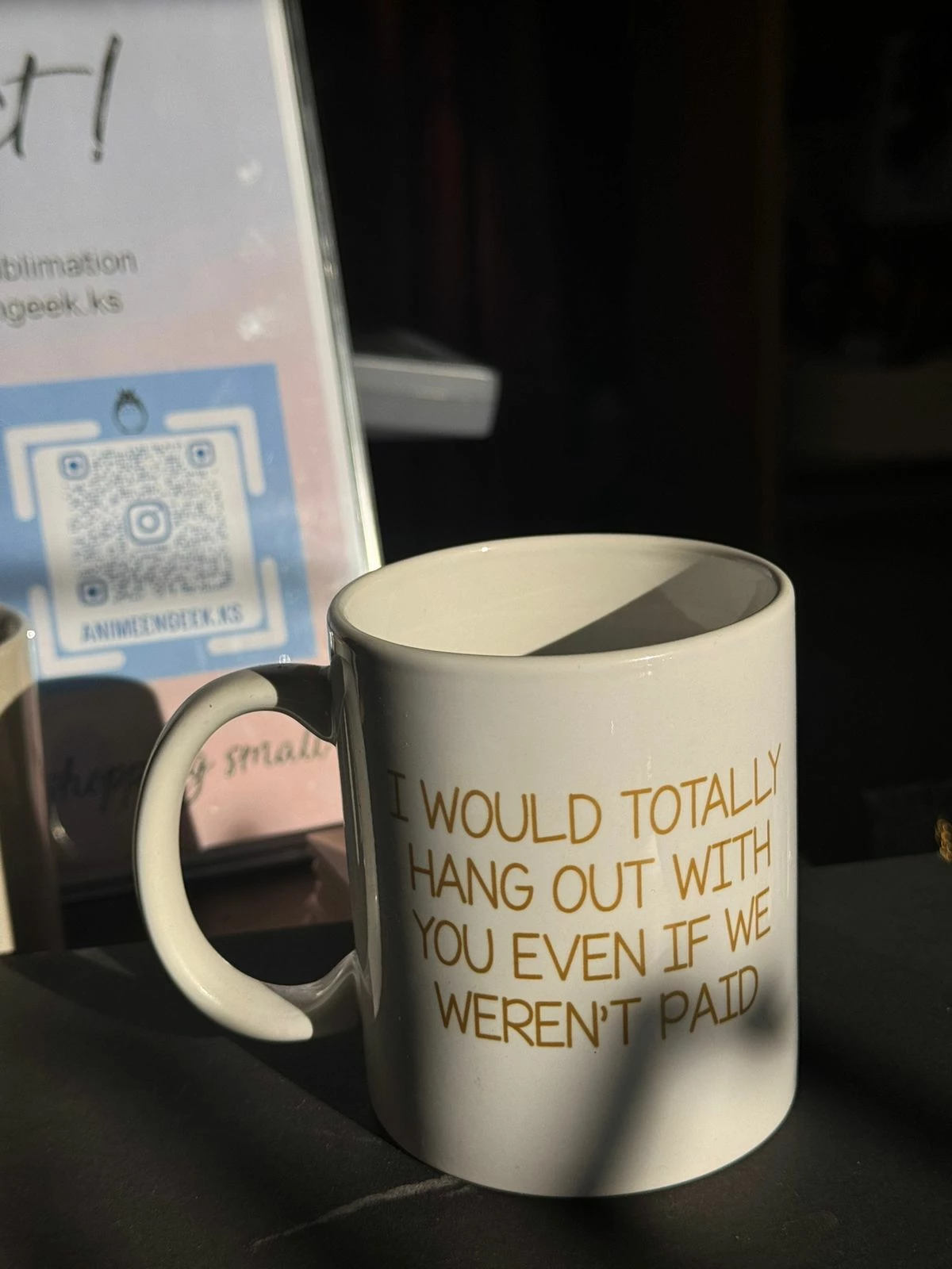 Gotë qeramike me mesazh “I WOULD TOTALLY HANG OUT WITH YOU EVEN IF WE WEREN’T PAID”