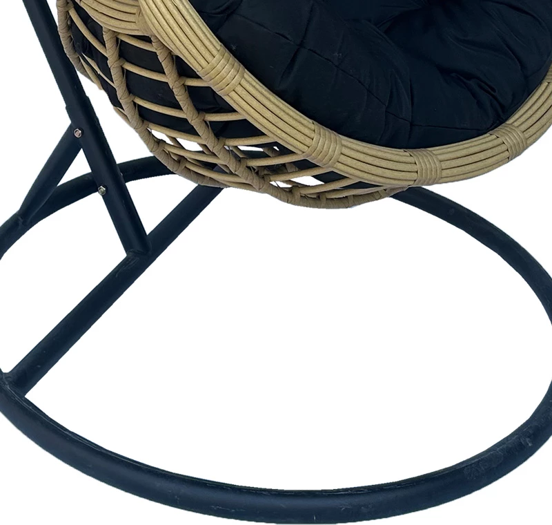 Karrige lëkundëse Cungo me bazë metalike të zezë - rattan bezhë me jastëkë të zinj 125x105x195cm