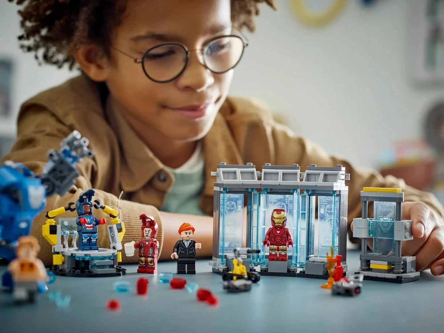 Set lodrash LEGO Marvel 76315 Iron Man’s Laboratory: Hall of Armor, 5 minifigura
