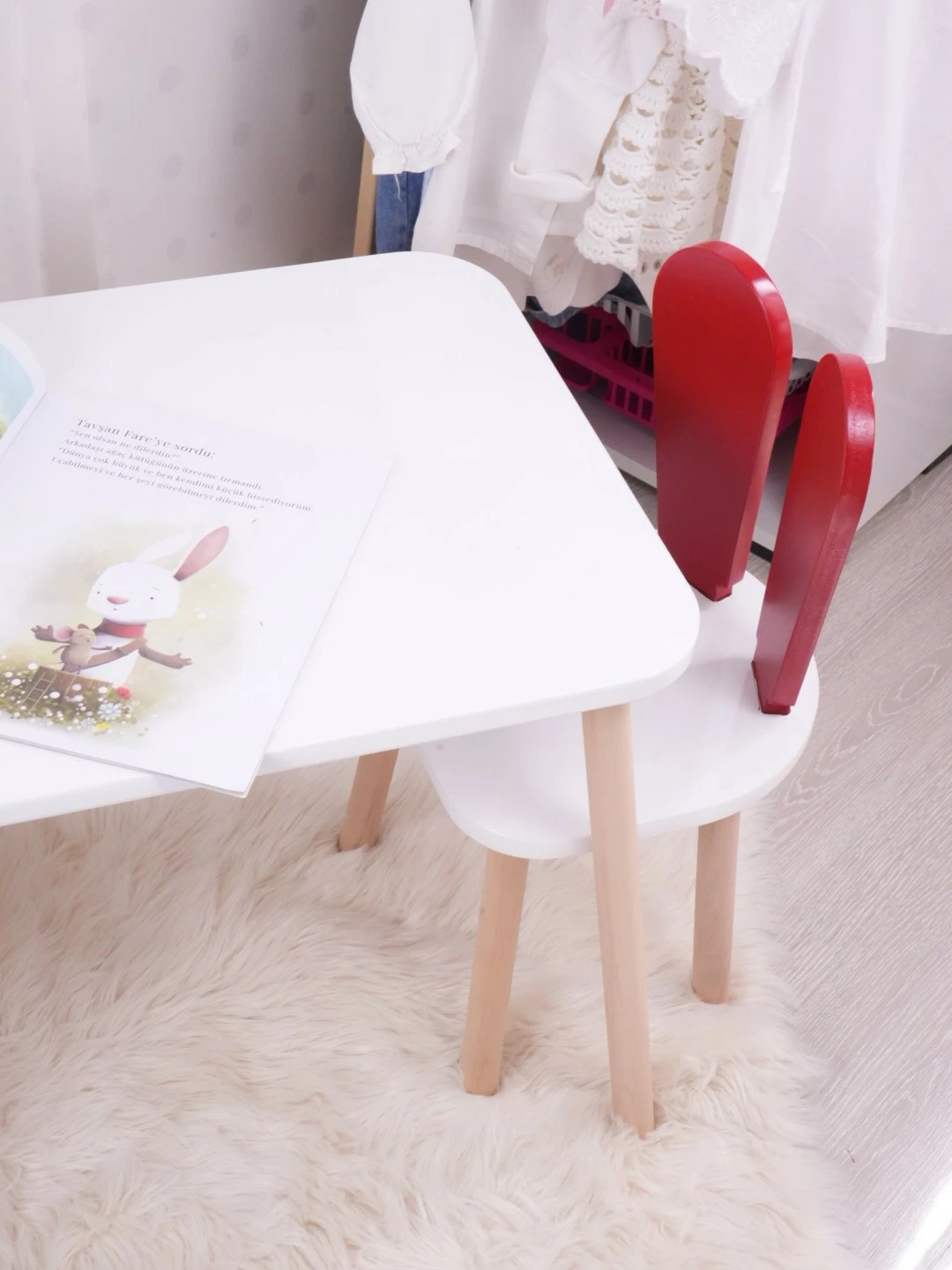 Set tavoline për fëmijë Hanah Home, një karrige Bunny, e kuqe, e bardhë